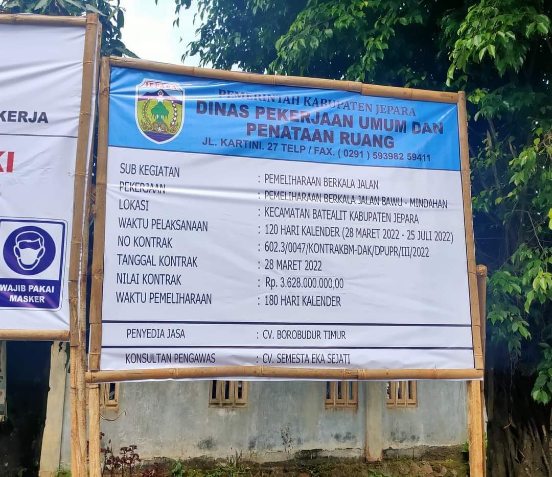Papan proyek kontrak Pemeliharaan Jalan Bawu-Mindahan yang saat ini tengah berselisih di Pengadilan Negeri Jepara.