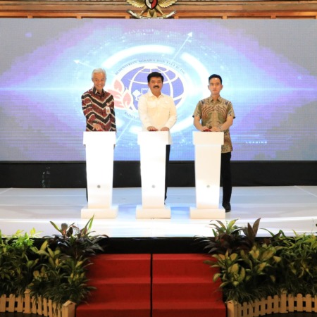 Penetapan Kota Solo sebagai Kota Lengkap oleh Menteri ATR/BPN Marsekal (Purn) Hadi Tjahjanto bersama Gubernur Jawa Tengah Gubernur Jateng Ganjar Pranowo dan Wali Kota Solo Gibran Rakabuming Raka, Rabu (10/5/2023) (Foto: Radar Solo)
