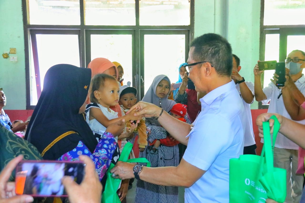 Bupati Hartopo saat penyerahan bantuan bahan makanan dengan nilai gizi yang telah diperhitungkan untuk anak-anak beberapa waktu lalu (Istimewa)