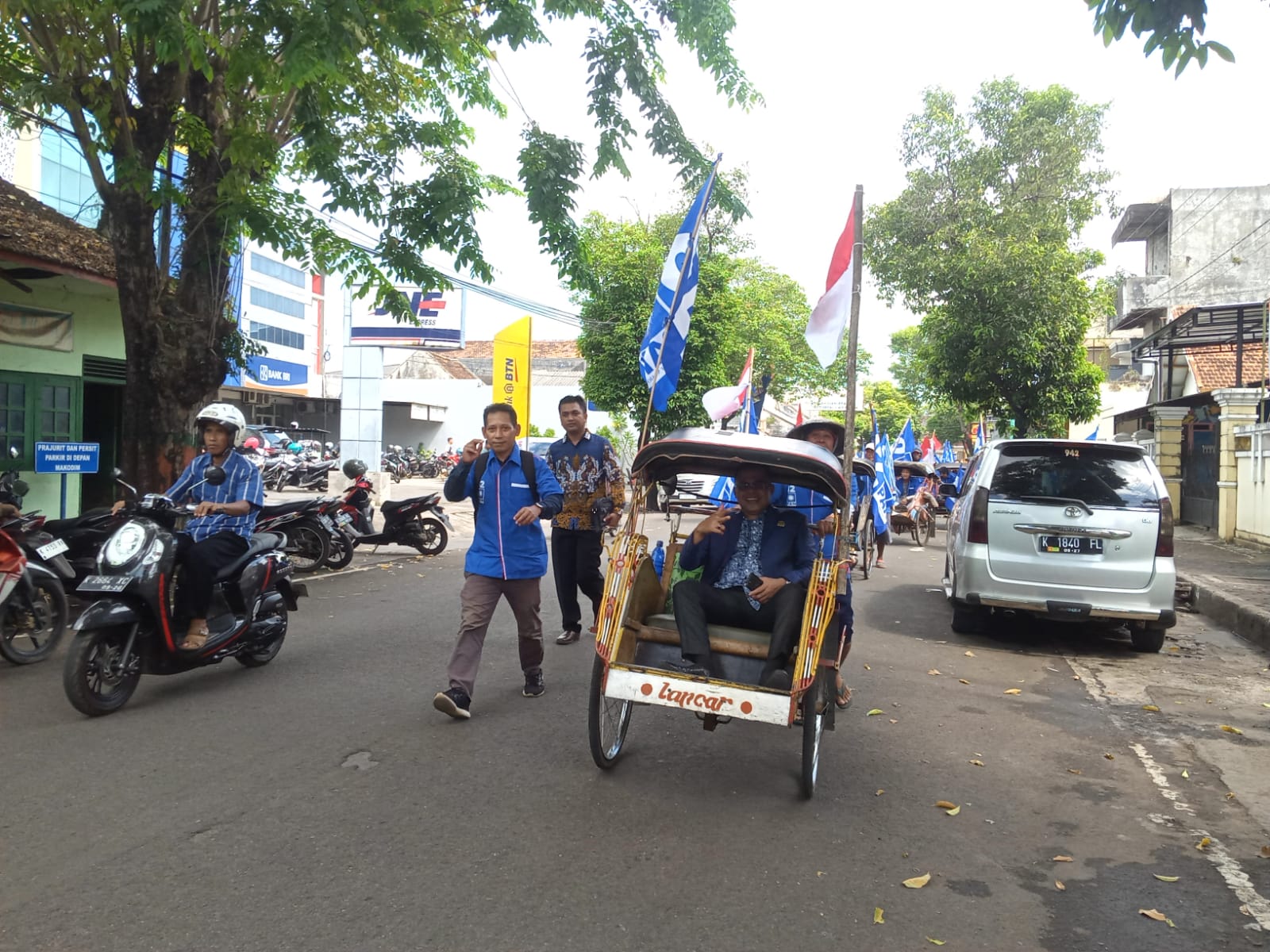 Sebanyak 40 Bacaleg dari PAN menuju kantor KPU Jepara dengan iring-iringan becak pada Jumat (12/5/2023) (KlikFakta/Nur Ithrotul Fadhilah)