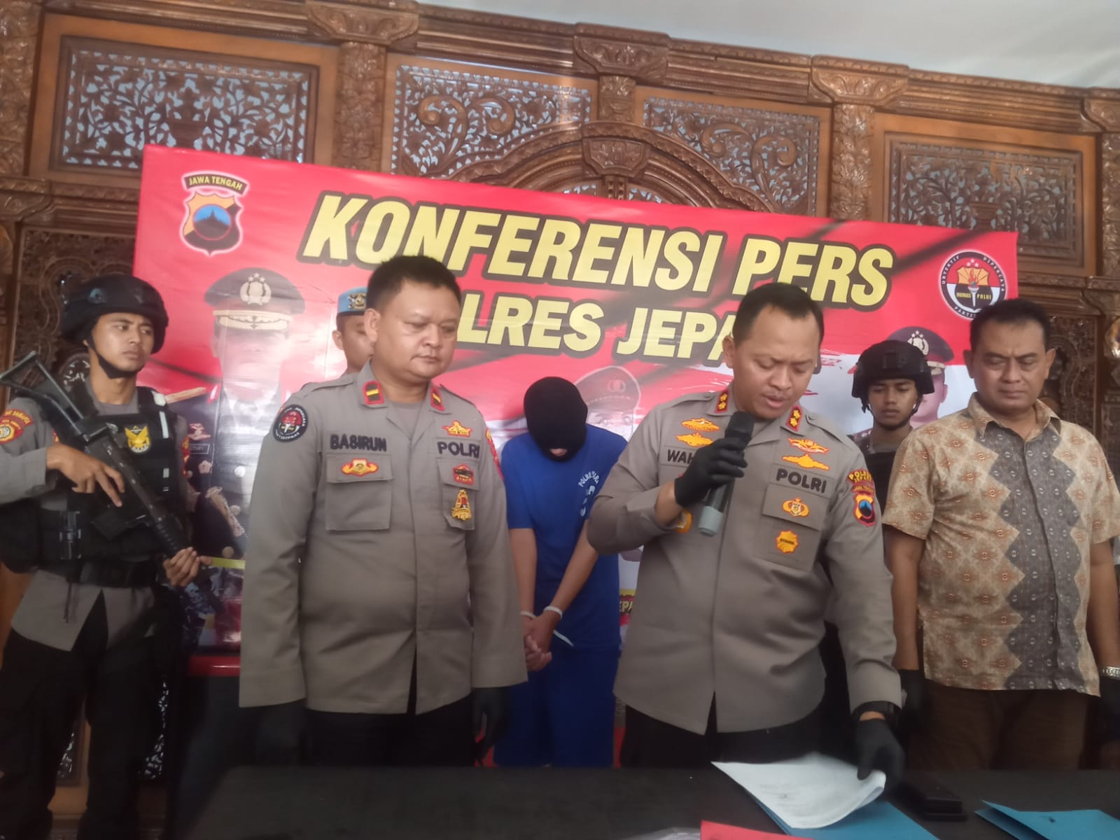 Konferensi pers pria berinisial HS (30) di Mapolres Jepara pada Jumat (5/12/2023) (KlikFakta/Nur Ithrotul Fadhilah)
