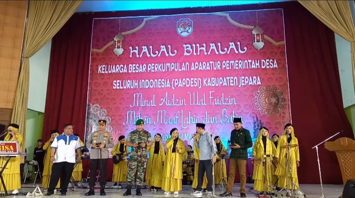 Pj Bupati Jepara menyanyi bersama di Halal Bihalal Papdesi Jepara pada Jumat (12/5)
