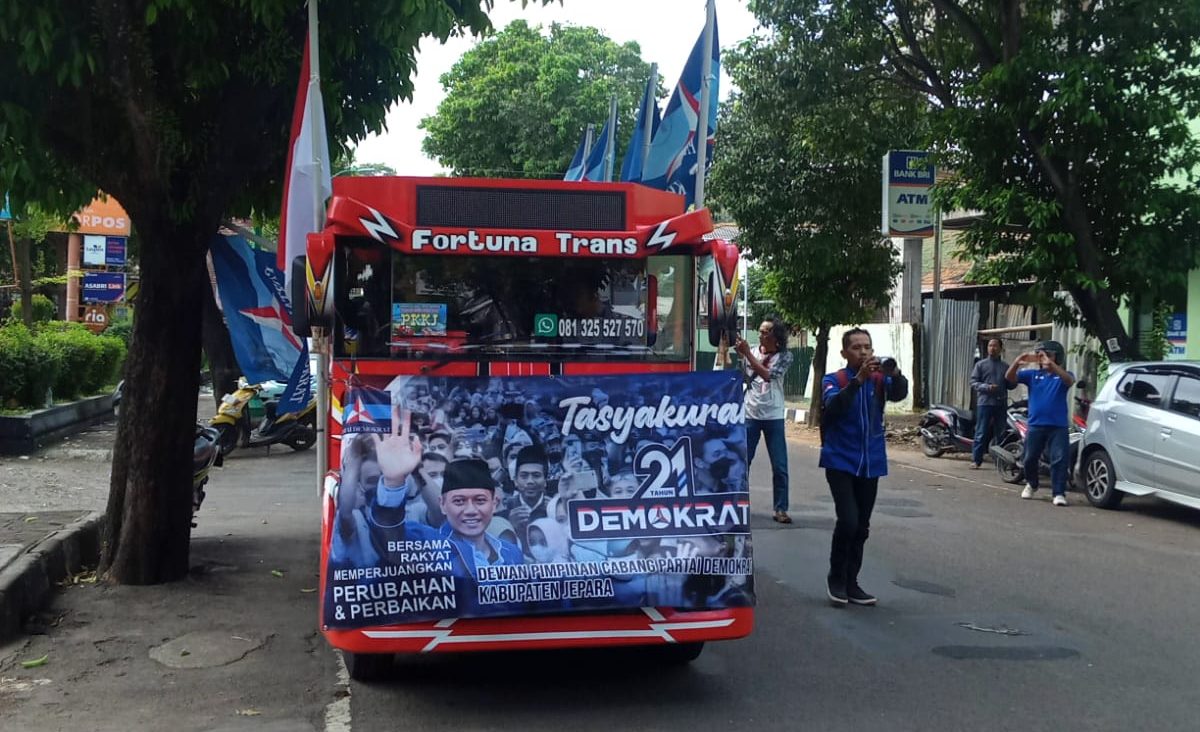 Dengan iring-iringan odong-odong, Partai Demokrat menuju KPU Jepara untuk mengajukan Bacaleg pada Sabtu (13/5/2023) (KlikFakta/Nur Ithrotul Fadhilah)