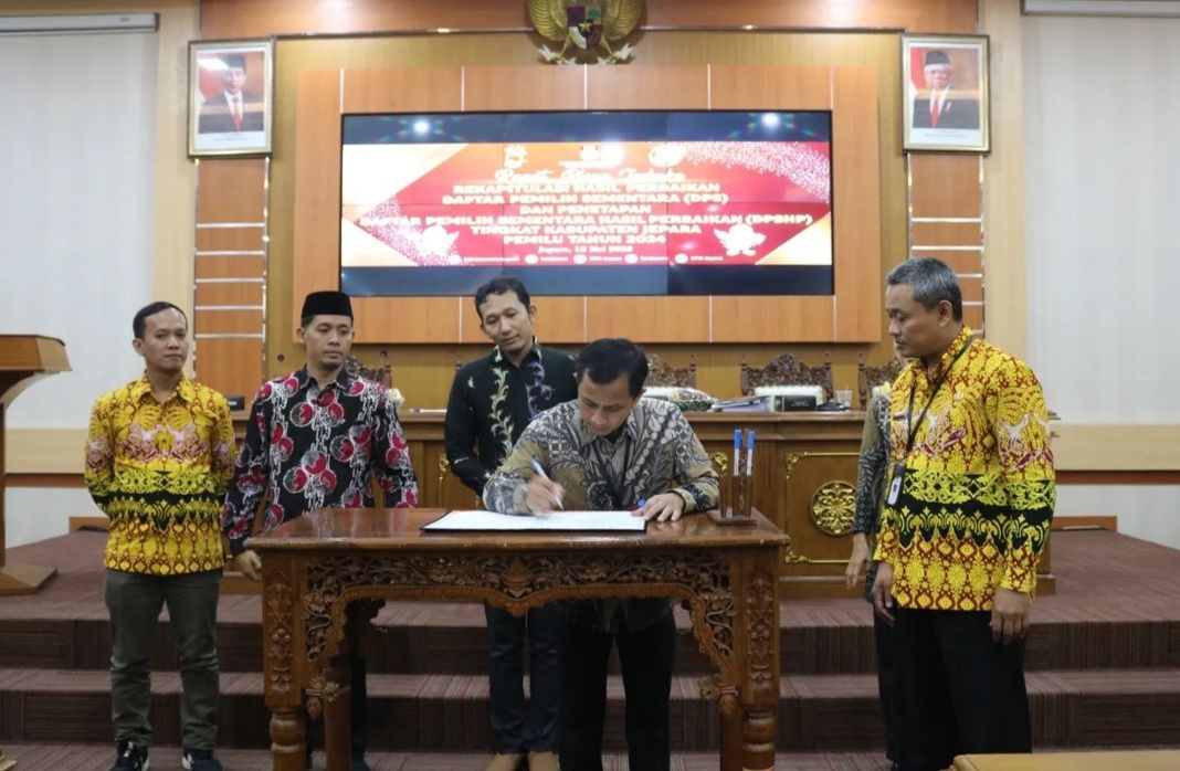 Rapat pleno terbuka rekapitulasi DPSHP Pemilu 2024 di Gedung Shima Setda Kabupaten Jepara, Jumat (12/5) malam (Istimewa)