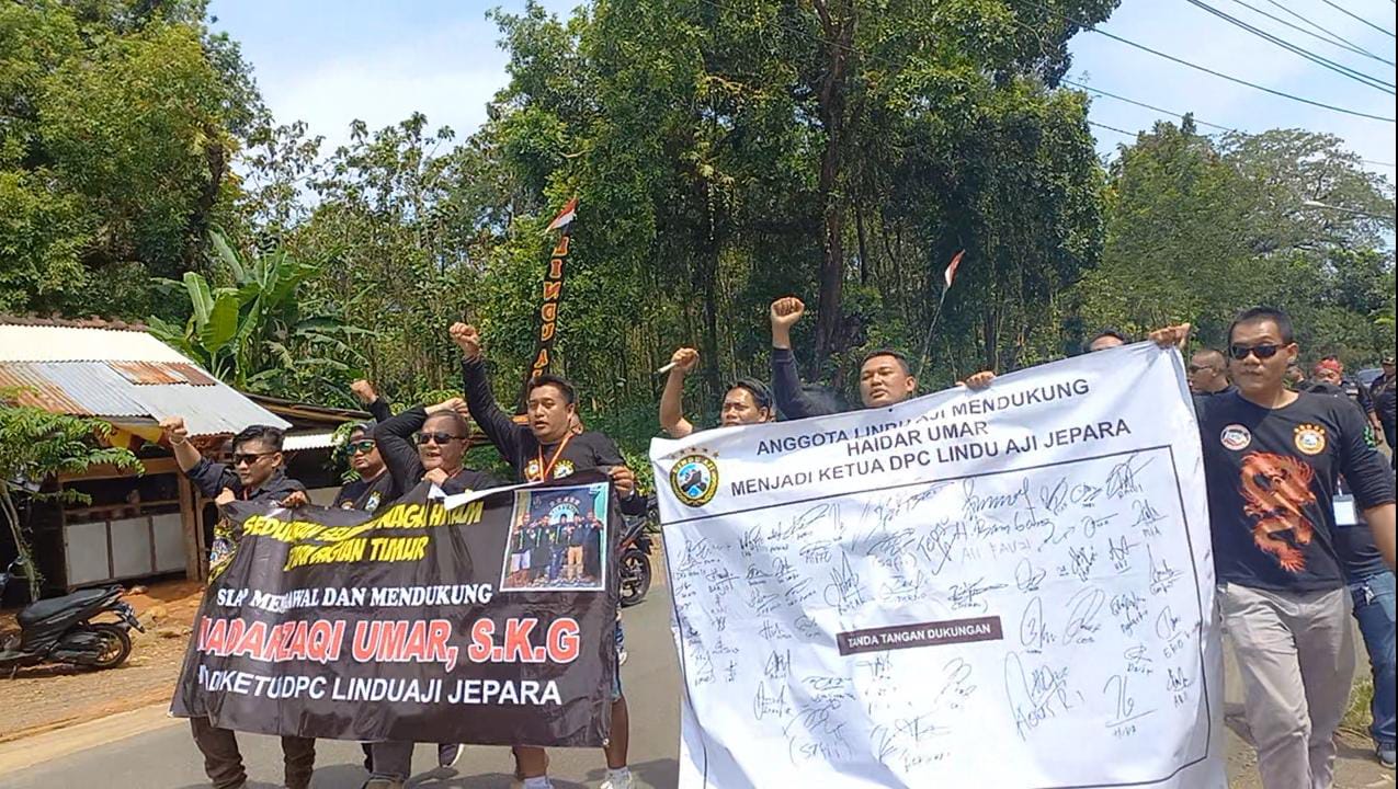 Ratusan anggota Lindu Aji menandatangani spanduk dukungan kepada Muhammad Haidar Zaqi Umar sebagai ketua DPC Lindu Aji Jepara, Minggu (14/5/2023) (Istimewa)