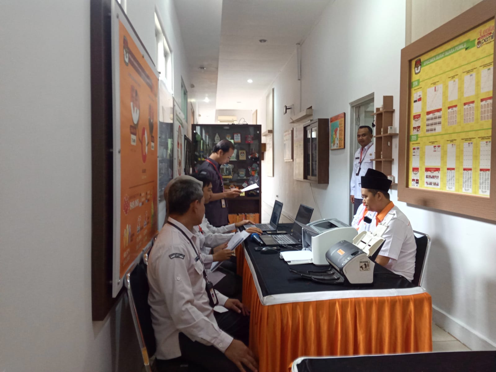 Proses verifikasi kelengkapan dokumen administrasi pengajuan dari Partai PKS Jepara ke KPU Jepara (KlikFakta/Nur Ithrotul Fadhilah)