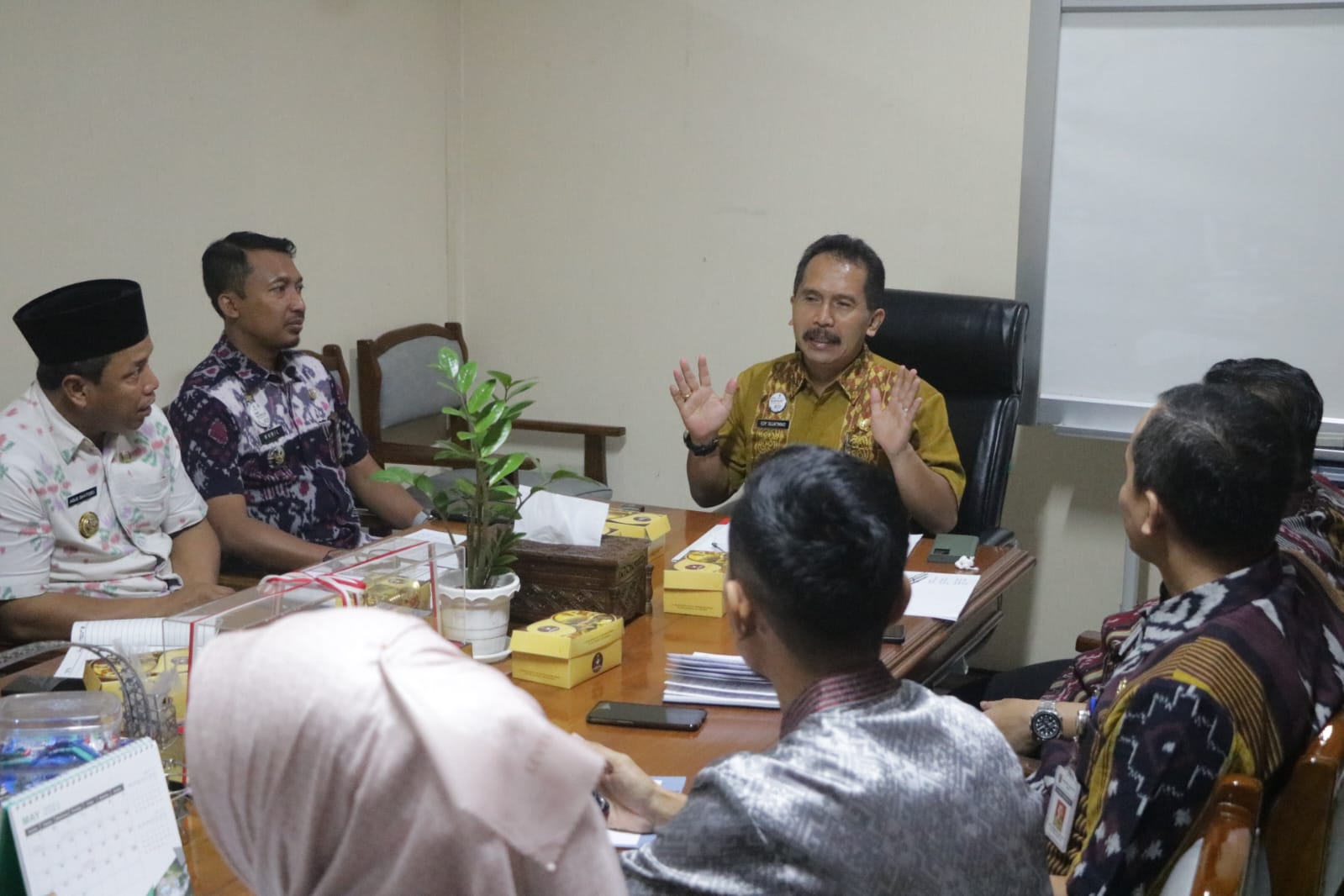 Sekretaris Daerah (Sekda) Kabupaten Jepara Edy Sujatmiko memimpin rapat persiapan bimtek di ruang kerjanya Selasa (16/5/2023) (Istimewa)
