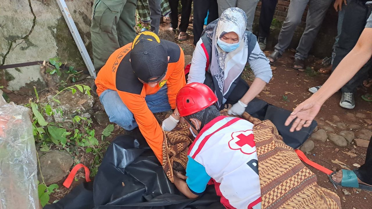 Petugas mengevakuasi jasad bayi yang dibuang orangtuanya ke sumur di Desa Balong, Kecamatan Kembang, Jepara pada 19 Mei 2023 (Istimewa)