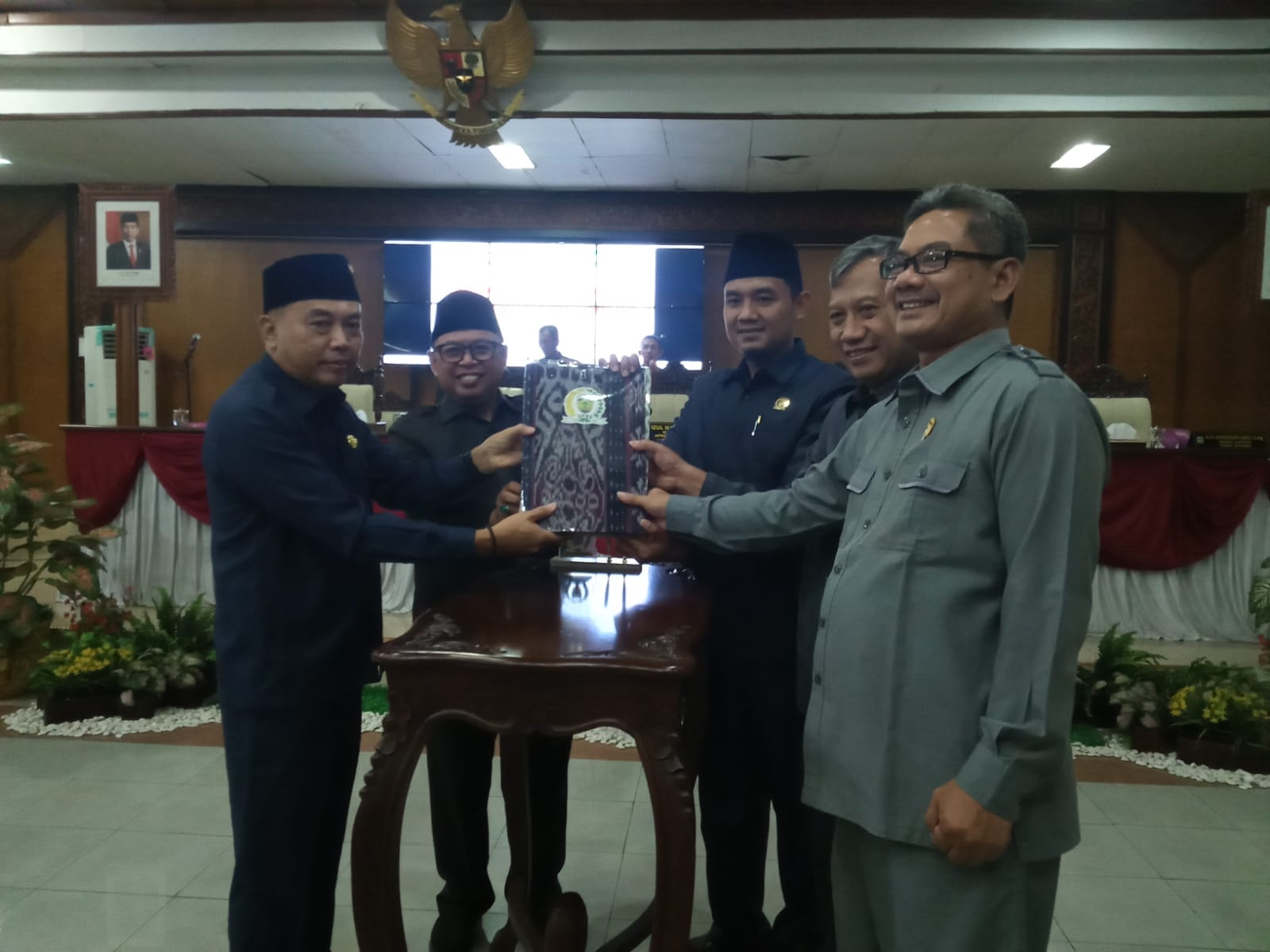 Pj Bupati dan jajaran pimpinan DPRD saat rapat paripurna Dewan Perwakilan Rakyat Daerah (DPRD) Jepara pada Jumat (19/8/2023) (Klikfakta/Nur Ithrotul Fadhilah)