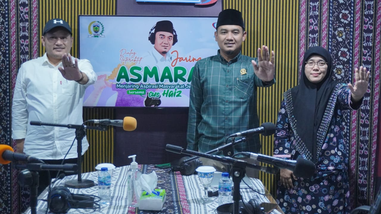 Gus Haiz saat mengikuti dialog interaktif Jaring Aspirasi Masyarakat (Jaring Asmara) di Radio Kartini Jepara pada Sabtu (20/5/2023). (Diskominfo Jepara)