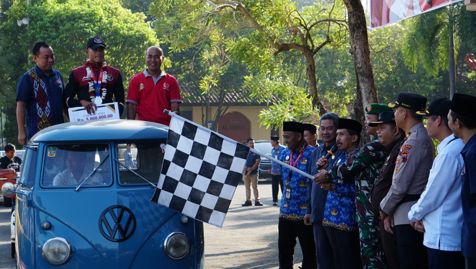 Reckyardo Aloysius Madian, atlet Jepara yang berhasil raih medali perak dalam cabor triathlon di SEA Games 2023 diarak keliling kota pada Senin (22/5/2023) (Istimewa)