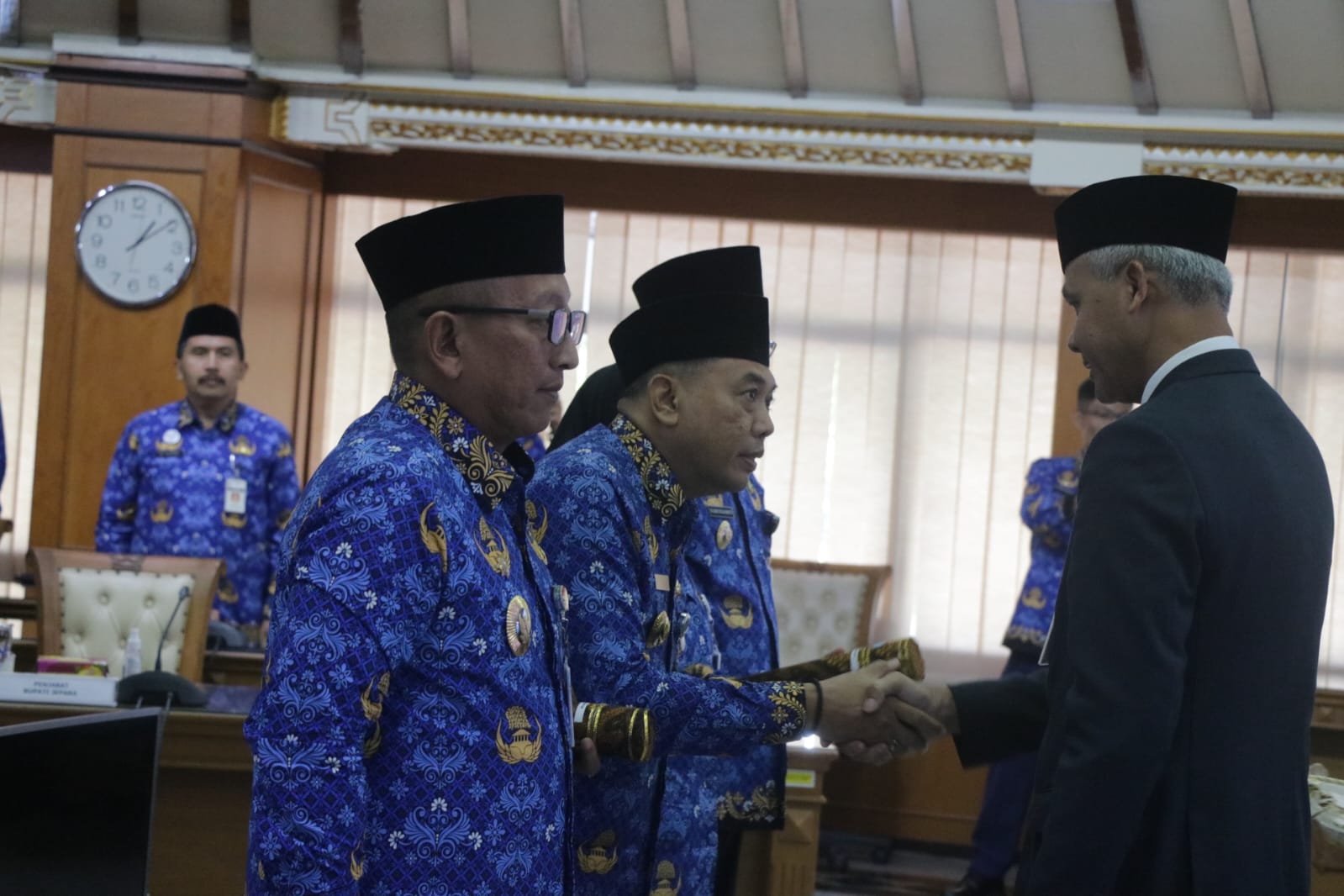 Gubernur Jawa Tengah Ganjar Pranowo memberikan keputusan Mendagri tentang penetapan Edy Supriyanta sebagai Pj Bupati Jepara pada Senin (22/5/2023) (Istimewa)