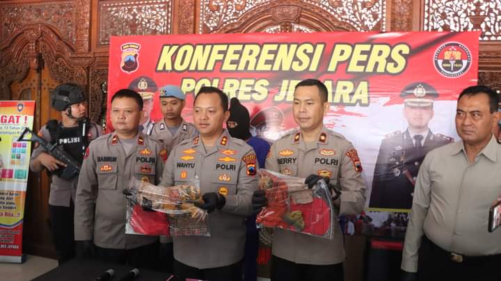 Polisi menunjukan barang bukti kasus pembuangan bayi ke dalam sumur di Jepara. (istimewa)