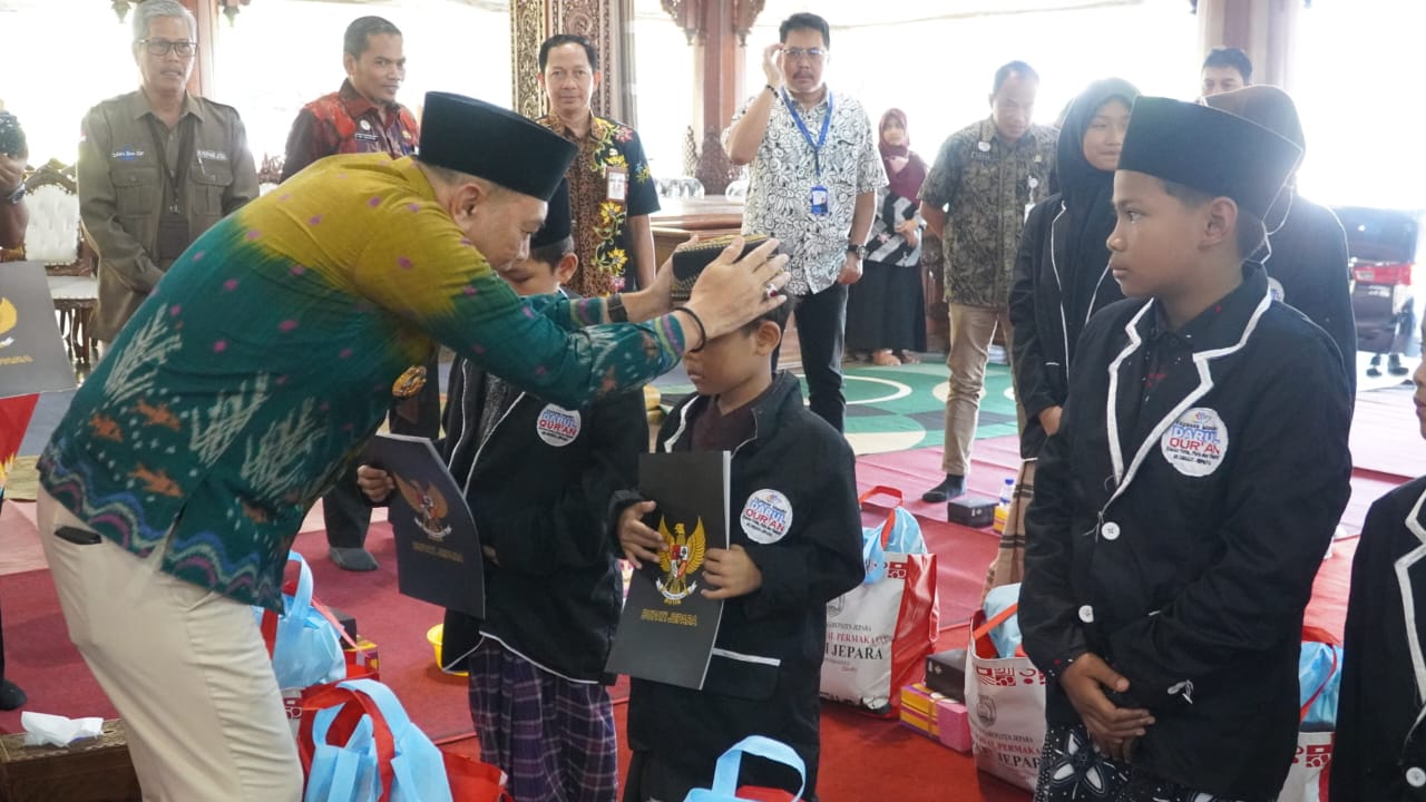 Pj Bupati Jepara memberikan santunan kepada anak yatim di Pendapa R.A. Kartini Jepara pada Kamis (25/5/2023) (Diskominfo Jepara)