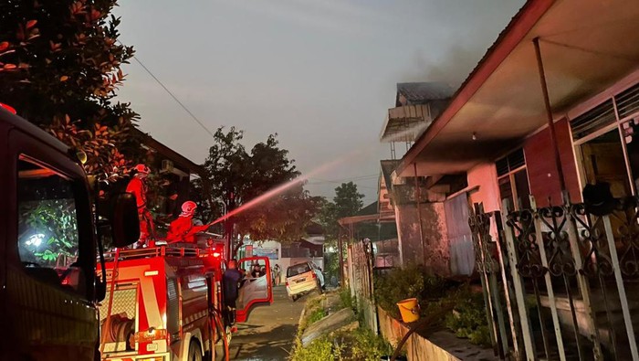 Proses pemadaman kebakaran rumah di Semarang, Sabtu pagi (27/5/2023) (DetikJateng)