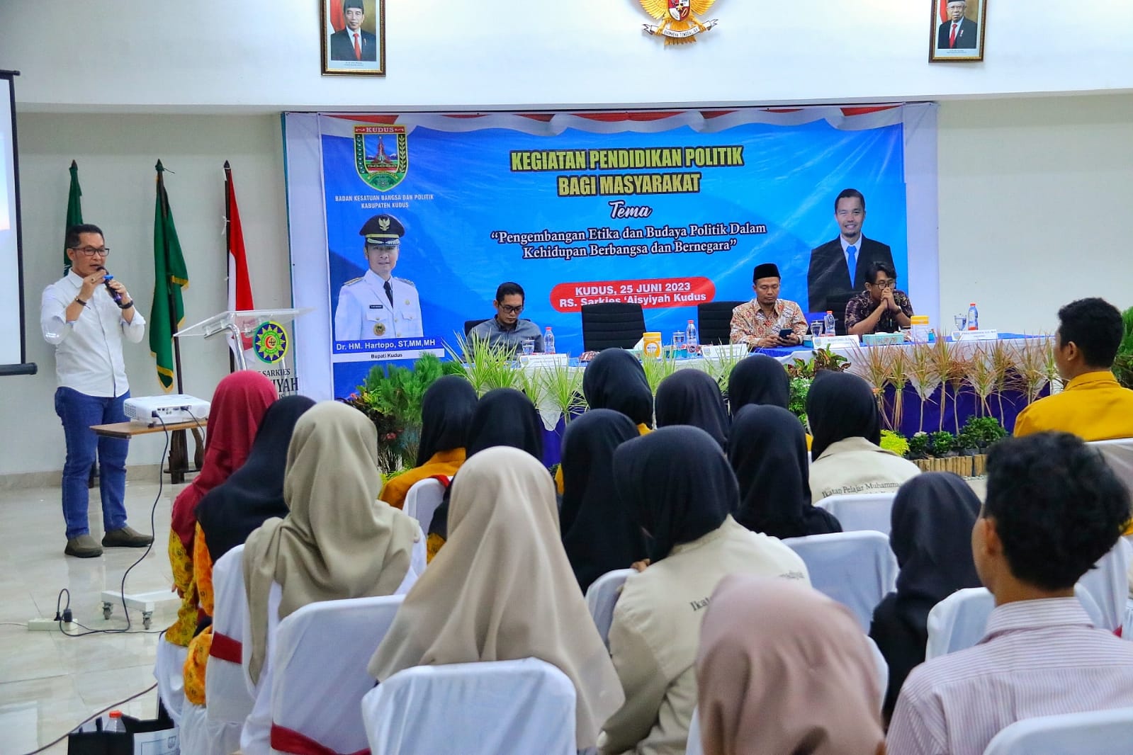 Pendidikan politik bagi masyarakat di RS. Sarkies 'Aisyiyah, Minggu (25/6) (Diskominfo Kudus)