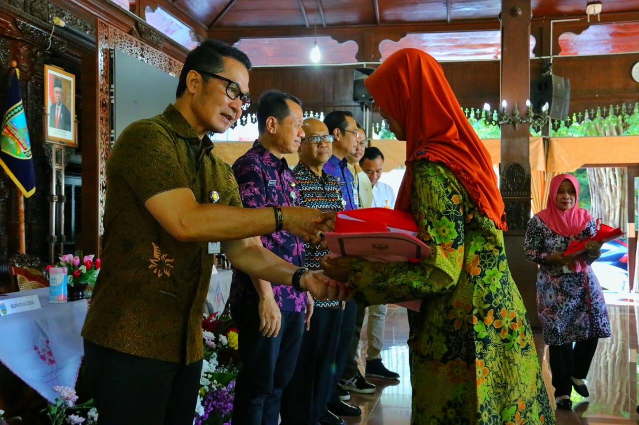 Penyerahan keputusan Bupati Kudus tentang pemberhentian dan pemberian pensiun PNS karena batas usia pensiun (BUP) TMT 1 Juli 2023 dan pensiun janda atau duda PNS di Pendapa, Selasa (27/6) (Foto: Diskominfo Kudus)