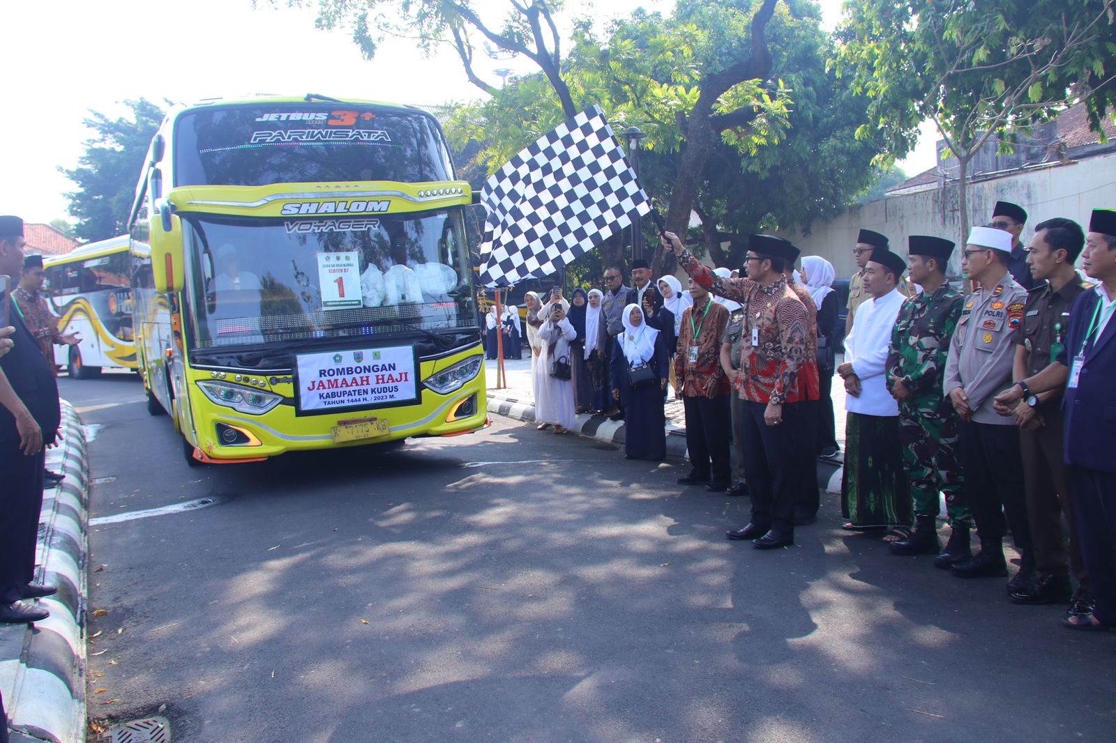 Pemberangkatan calon jemaah haji dari Pendopo Kudus pada Senin (19/6/2023)