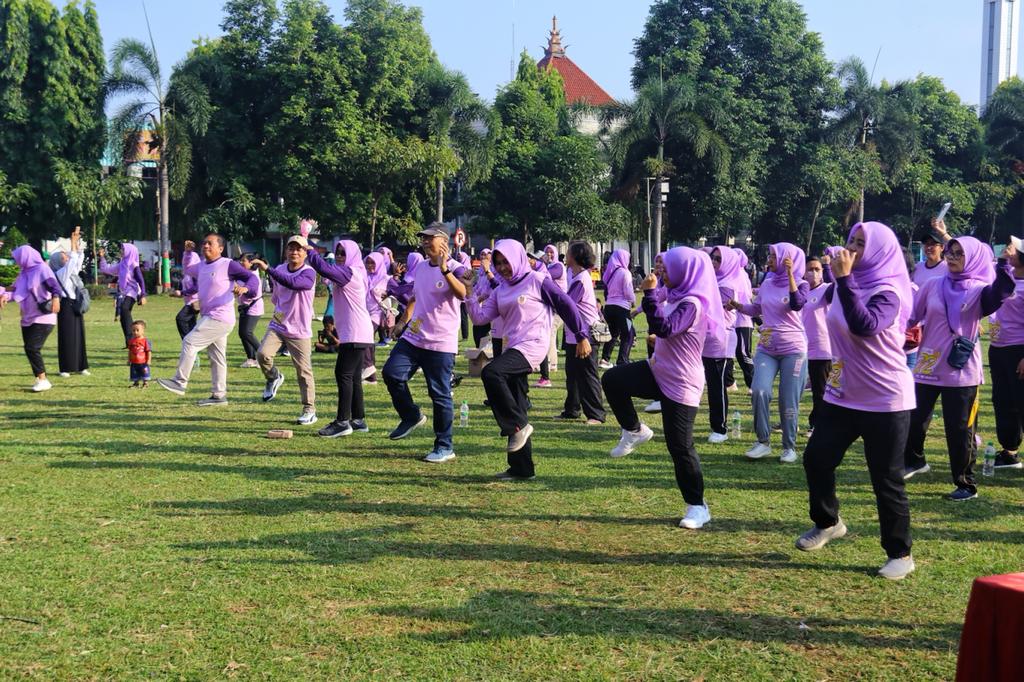 Senam bersama Ikatan Bidan Indonesia (IBI) Cabang Kudus di Alun-ALun Simpang 7 Kudus pada Minggu (25/6) (Diskominfo Kudus)