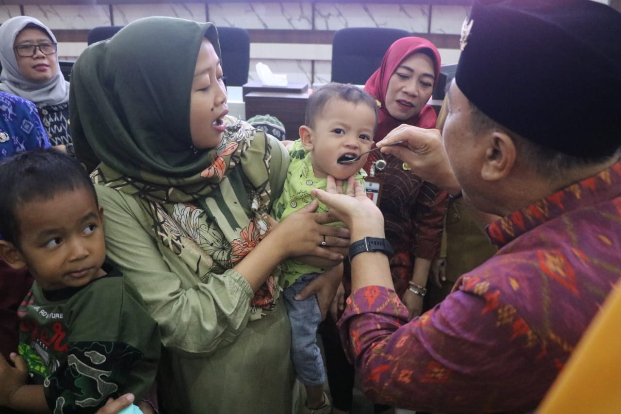 Pj Bupati Jepara saat memberikan suplemen ke anak yang mengalami tengkes (Diskominfo Jepara)