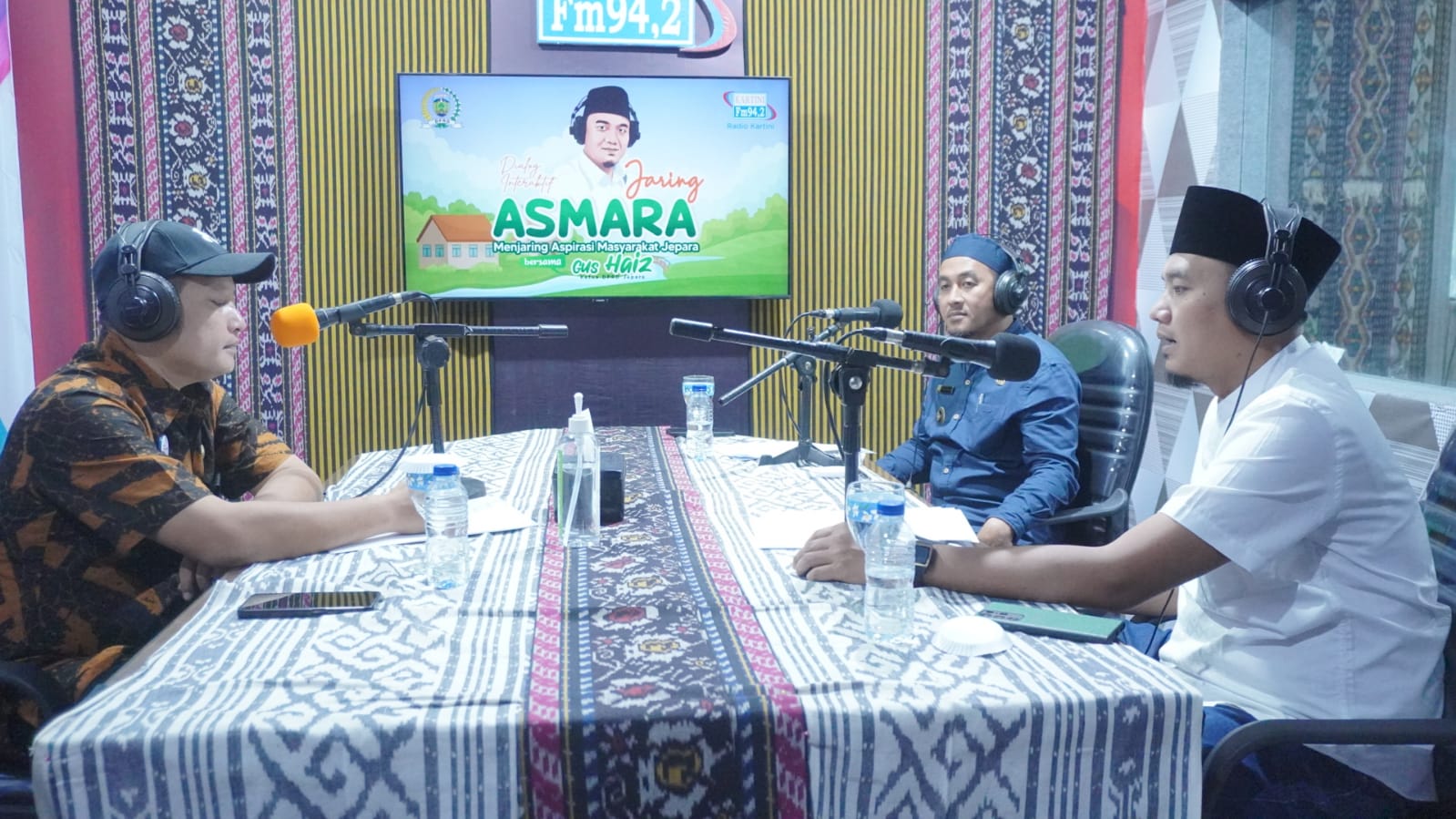 Ketua DPRD Jepara Haizul Ma’arif saat dialog interaktif Jaring Aspirasi Masyarakat Jepara (Jaring Asmara) di LPPL Radio Kartini 94,2 FM Jepara pada Kamis (9/6/2023)