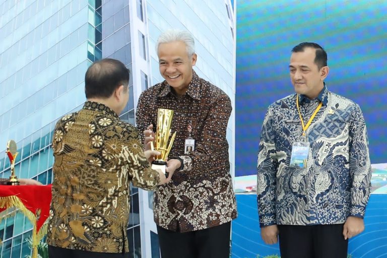 Gubernur jawa tengah Ganjar Pranowo menerima penghargaan pembangunan daerah (PPD) 2023 dari Menteri PPN/Kepala Bappenas Suharso Monoarfa, Rabu (14/6/2023)