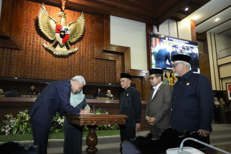 Penetapan perubahan hari jadi Jawa Tengah semula 15 Agustus menjadi 19 Agustus dalam Rapat Paripurna Masa Sidang Ketiga, di Gedung Berlian DPRD Jateng, Senin (19/6/2023) (Foto: Jatengprov)