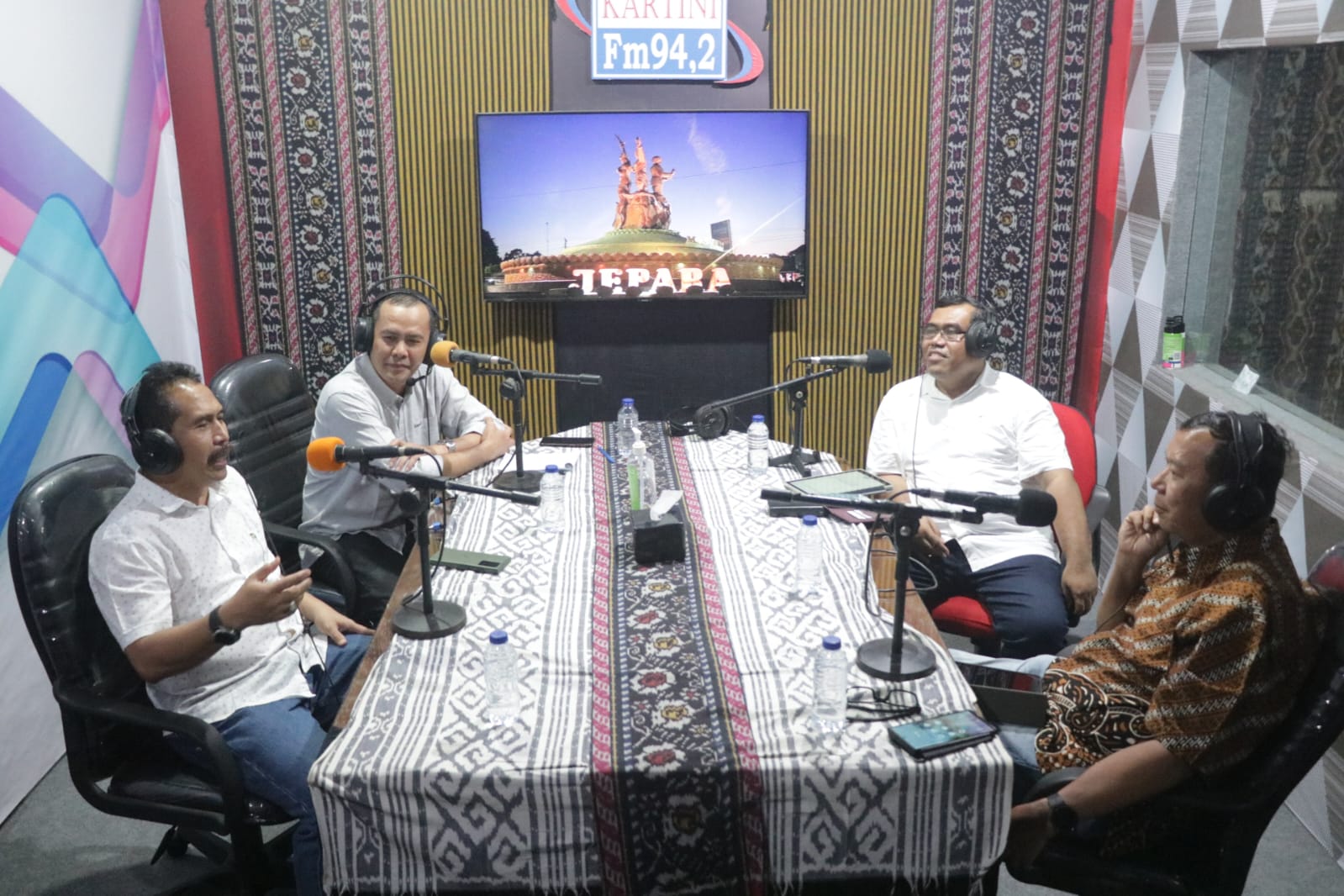 Bincang hangat lulusan tahun 1987 SMA Negeri 1 Jepara, di LPPL Radio Kartini pada Sabtu (24/6/2023) (Diskominfo Jepara)