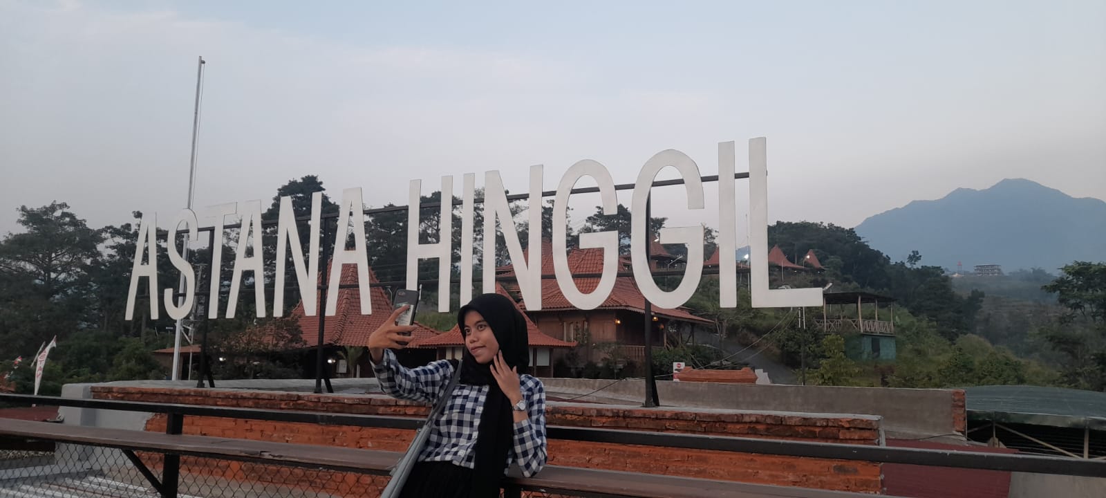 Salah satu pengunjung berfoto di Astana Hinggil (KlikFakta/Nur Ithrotul Fadhilah)