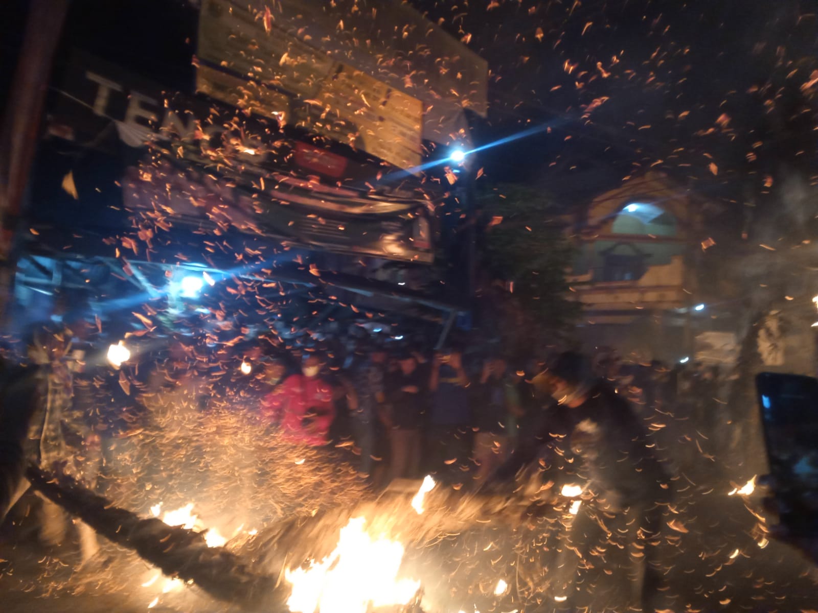Berlangsungnya perang obor di Desa Tegalsambi, Jepara (5/6/2023) (KlikFakta/Nur Ithrotul Fadhilah)