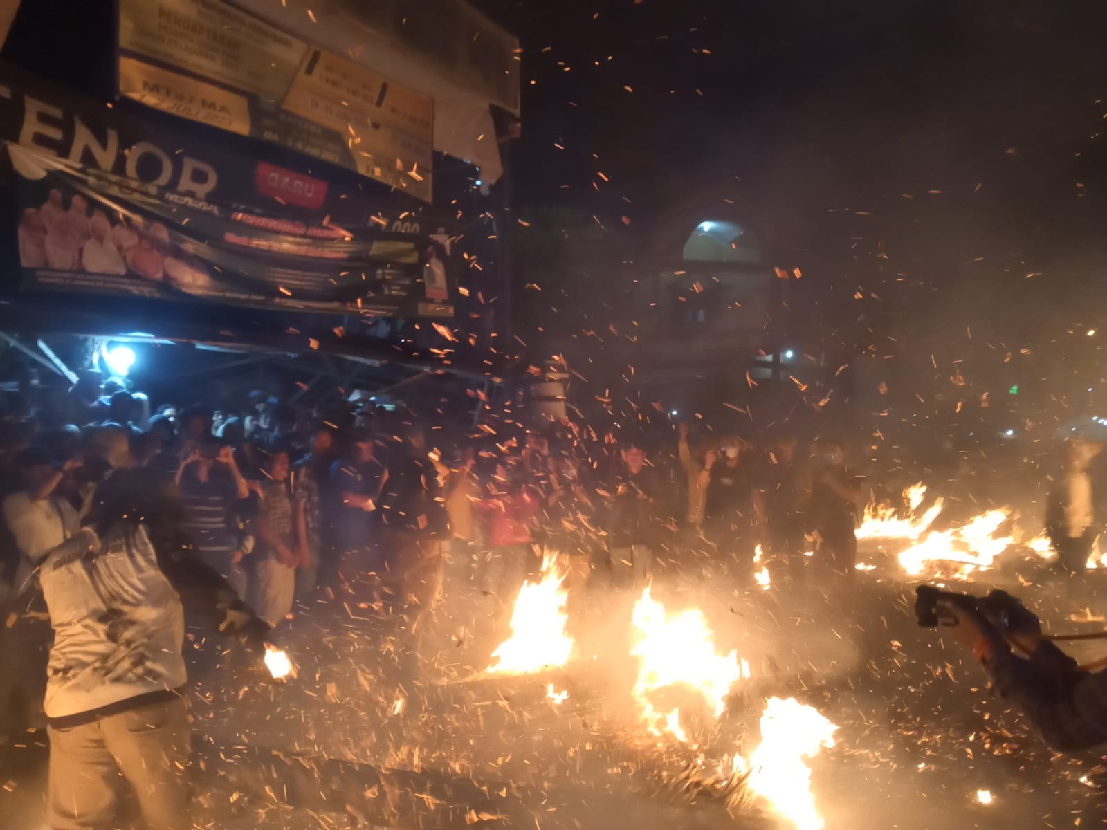 Tradisi perang obor di Desa Tegalsambi, Jepara (5/6/2023)