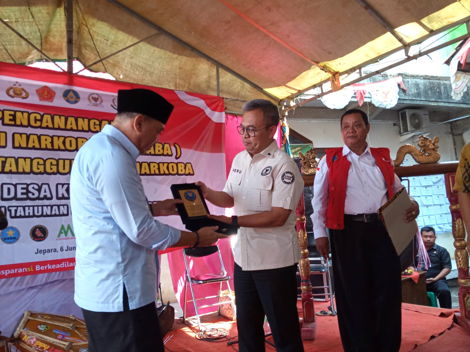 Penyerahan penghargaan dari Ketua BNN Jawa Tengah Brigjen, Pol. Heru Pranoto kepada Pj Bupati Jepara Edy Supriyanta saat pencanangan Desa Kecapi, Kecamatan Tahunan sebagai Desa Antinarkoba pada Selasa (6/6/2023) (KlikFakta/Nur Ithtrotul Fadhilah)