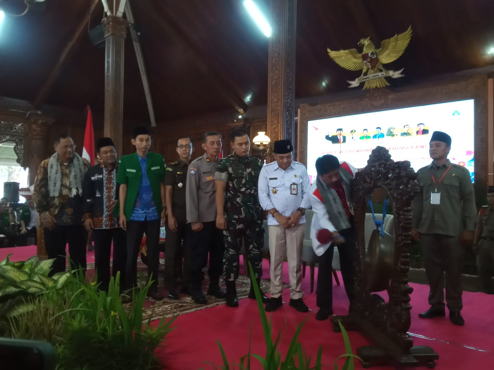 Kepala BPIP Yudian Wahyudi menabuh gong tanda dibukanya sosialisasi dan forum diskusi pembinaan ideologi pancasila di Jepara pada Rabu (07/6/2023) (KlikFakta/Nur Ithrotul Fadhilah)