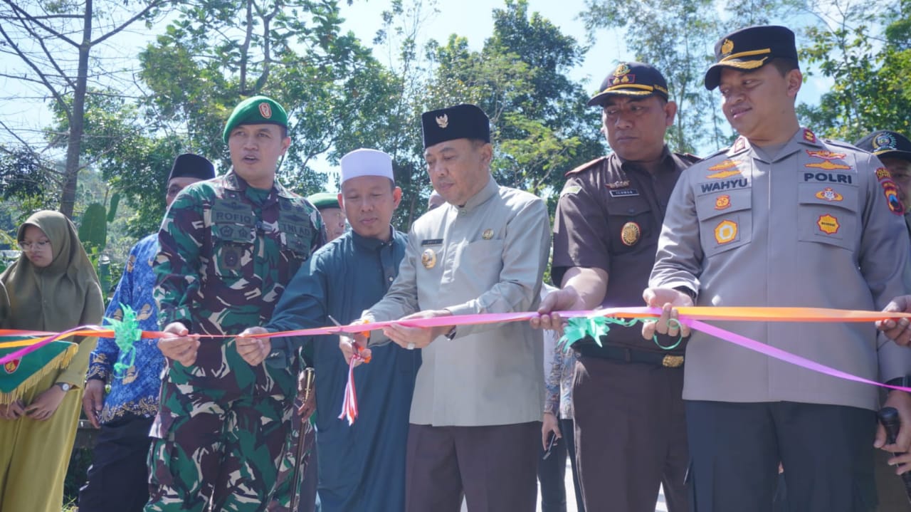 Penutupan TMMD Sengkuyung Tahap I ditandai dengan pemotongan pita oleh Pj. Bupati Jepara Edy Supriyanta pada Kamis (8/6)