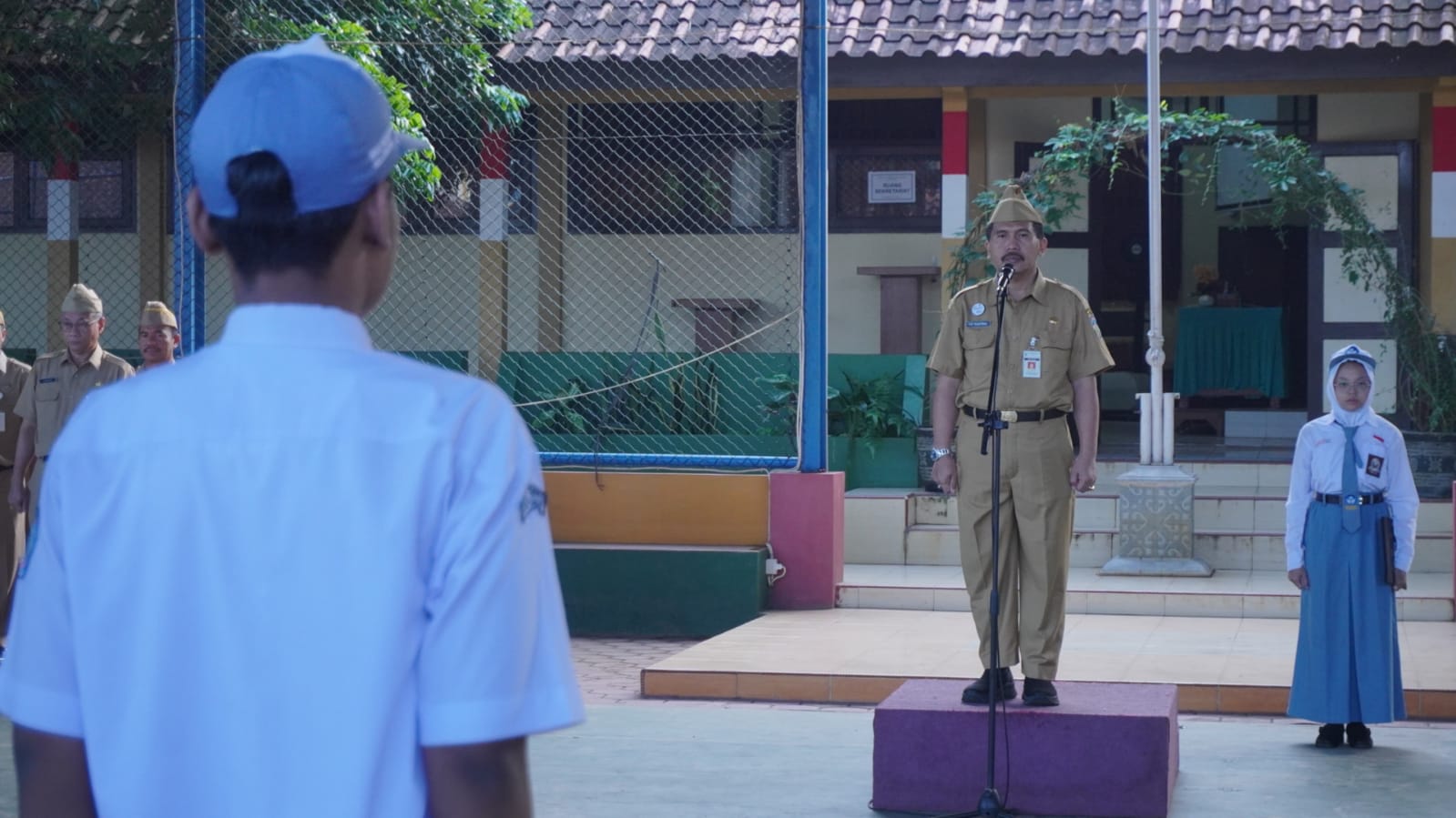 Sekda Jepara pimpin upacara di SMA N 1 Mlonggo, Jepara, Senin (12/6/2023) (Diskominfo Jepara)
