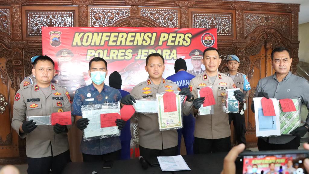 Konferensi pers dua orang tersangka Tindak Pidana Perdagangan Orang (TPPO) di Mapolres Jepara, Selasa (13/06/2023)