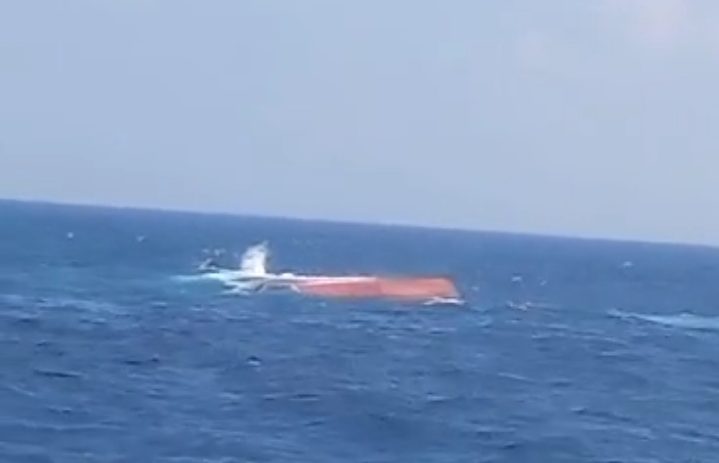 Kapal LCT Cipta Harapan IX yang terbalik di di perairan Pulau Parang, Kecamatan Karimunjawa, Kabupaten Jepara (Klikfakta/Istimewa)