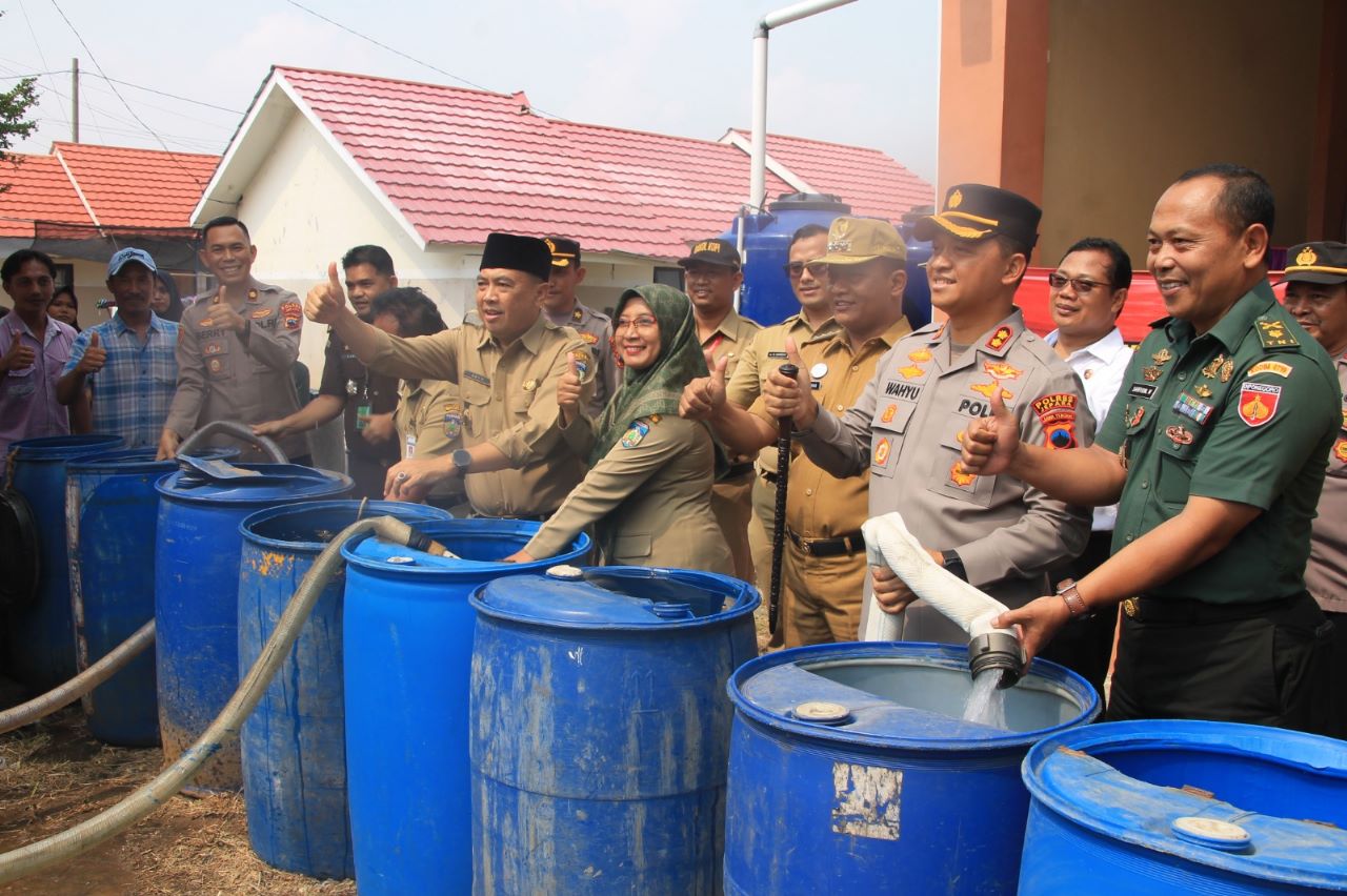 Senin (19/6/2023) Polres Jepara dan Penjabat Bupati Jepara Edy Supriyanta melakukan dropping air bersih di Desa Kedungmalang, Jepara (Diskominfo Jepara)