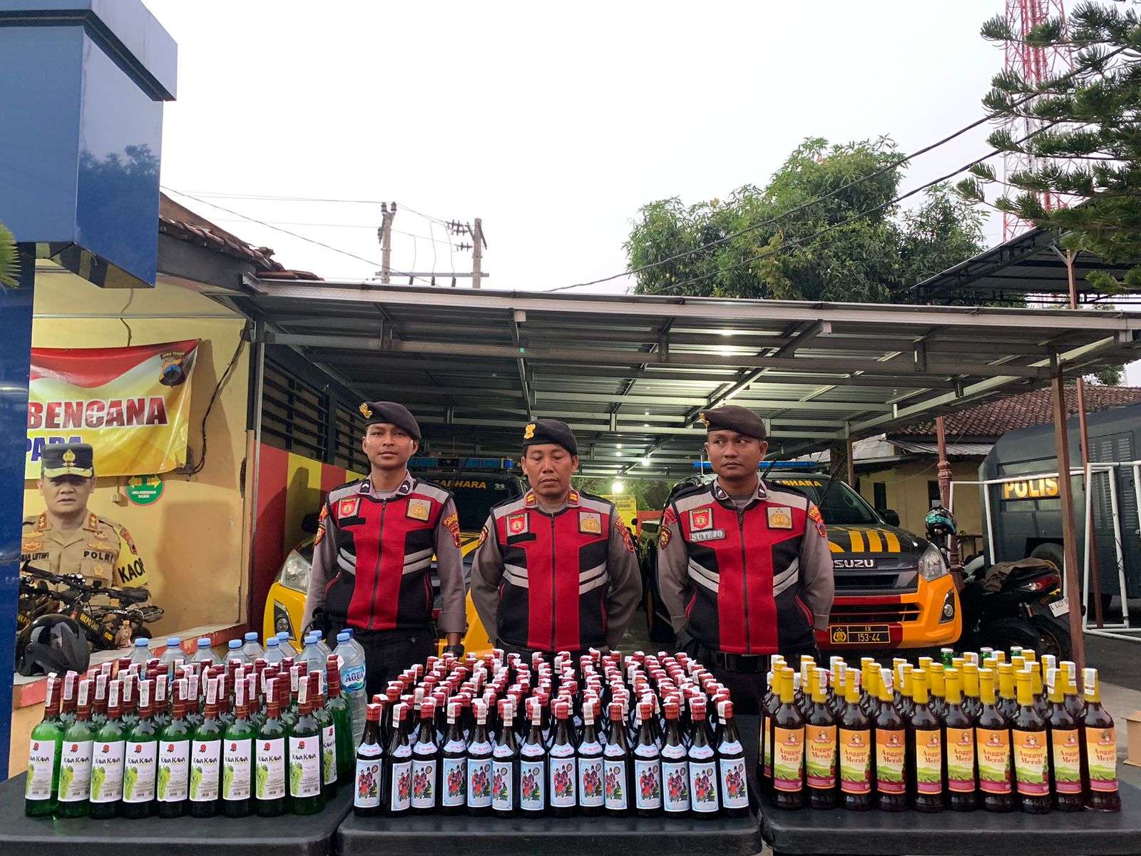 Ratusan botol miras sitaan Polres Jepara saat acara deklarasi CB Kota Ukir, Minggu (25/6/2023) (Foto: Polres Jepara)