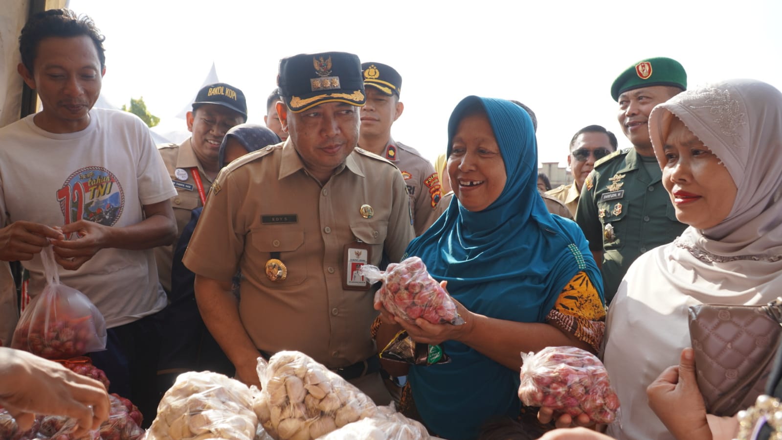 PJ bupati jepara saat meninjau pasar murah di di Lapangan Kenari, Desa Purwogondo, Kecamatan Kalinyamatan pada Senin (26/6/2023) (foto: Diskominfo Jepara)