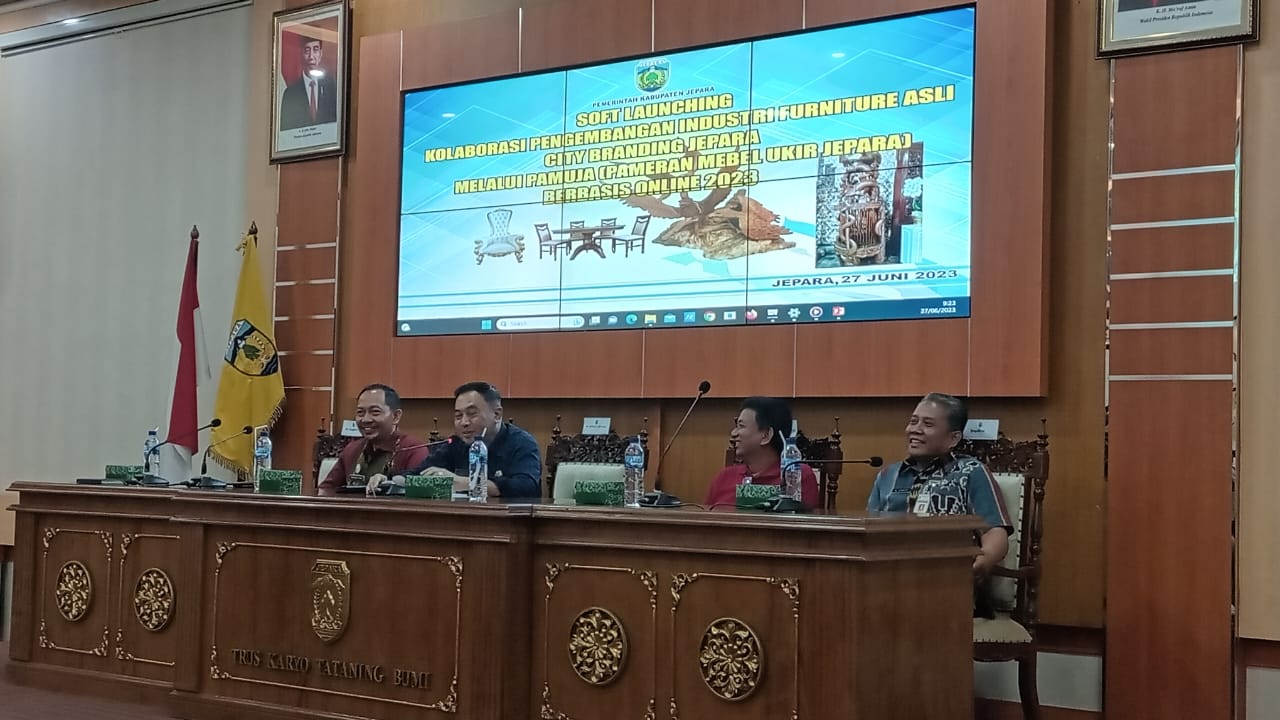soft launching Kolaborasi Pengembangan Industri Furnitur Asli City Branding Jepara melalui Pameran Mebel Online Jepara (Pamuja) Berbasis Online 2023 di Gedung Shima, Kompleks Setda Jepara pada Selasa (27/6/2023). (Diskominfo Jepara)