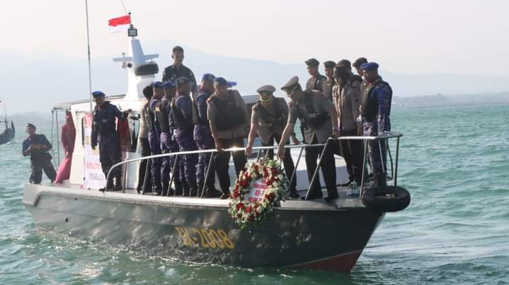 Prosesi pelarungan karangan bunga oleh Polres Jepara untuk menyambut Hari Bhayangkara ke-77, Selasa (27/6/2023) (Foto: Polres Jepara)