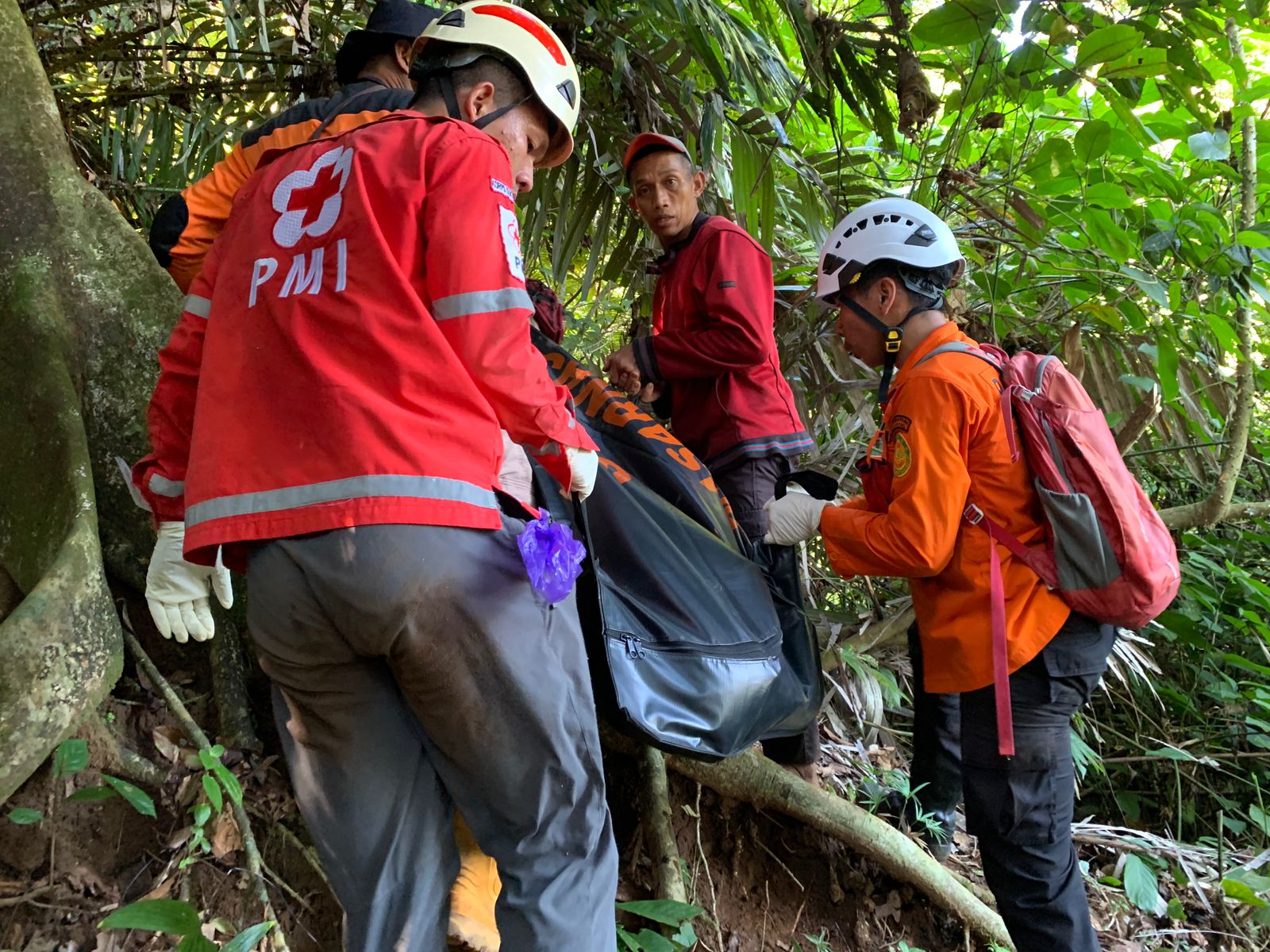 Evakuasi jenazah nenek Kasih (62) pada Jumat (30/6/2023). Nenek asal Desa Wangkelang, Kecamatan kandangserang, Pekalongan sebelumnya dilaporkan hilang selama 3 hari (Foto: Basarnas Semarang)