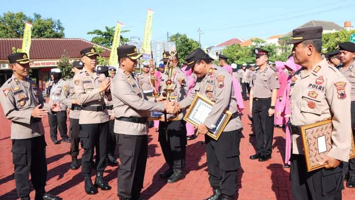 Polres Jepara menggelar upacara kenaikan pangkat (Kop Raport) periode 1 Juli 2023 yang digelar di Lapangan Apel Mapolres Jepara, Jumat (30/6/2023) (Foto: Polres Jepara)
