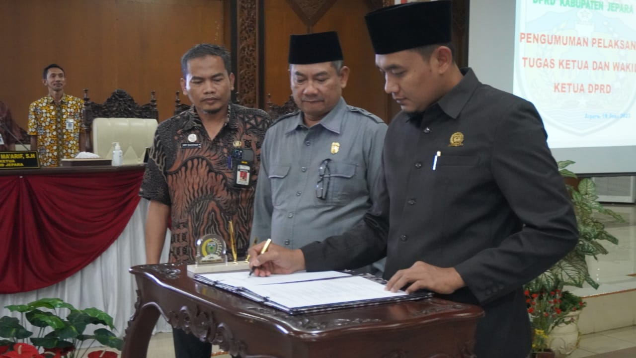 Ketua DPRD Jepara Haizul Ma'arif saat menandatangani penetapan Plt Ketua DPRD Jepara selama ia menunaikan ibadah haji.
