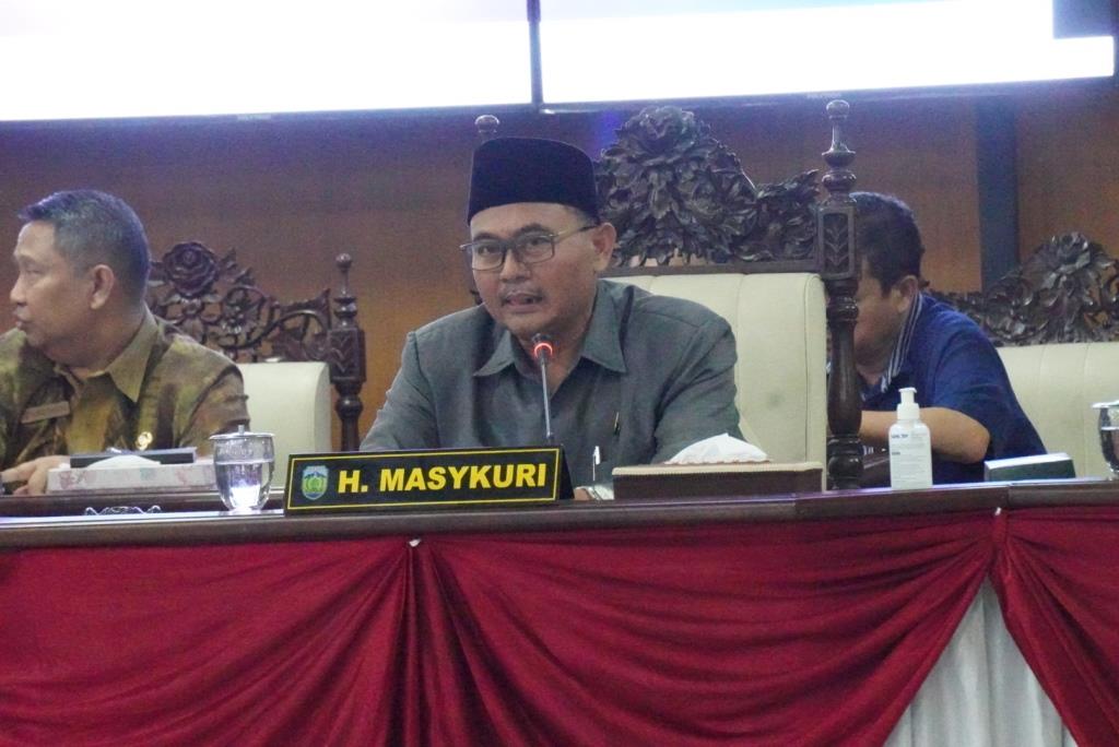 Pelaksana Tugas (Plt) Ketua DPRD Jepara, Masykuri saat memimpin sidang paripurna.