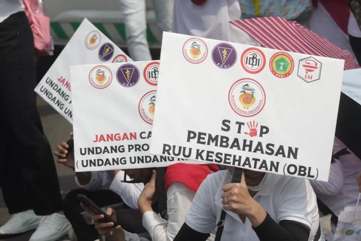 Protes pembahasan RUU Kesehatan tentang memasukkan tembakau dalam zat adiktif (Foto: SindoNews)