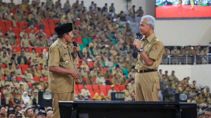 Ganjar Pranowo berdialog dengan salah satu kades peserta sarasehan kades se-Jawa Tengah, Semarang, Senin (5/6/2023) (Foto: TribunMuria)