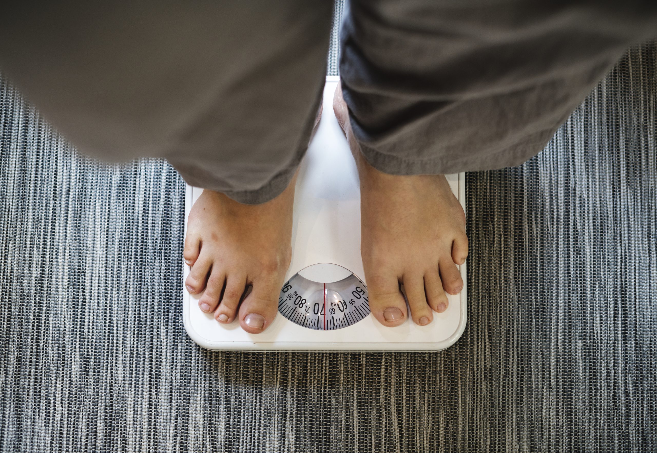 Illustrasi menimbang berat badan (Freepik)