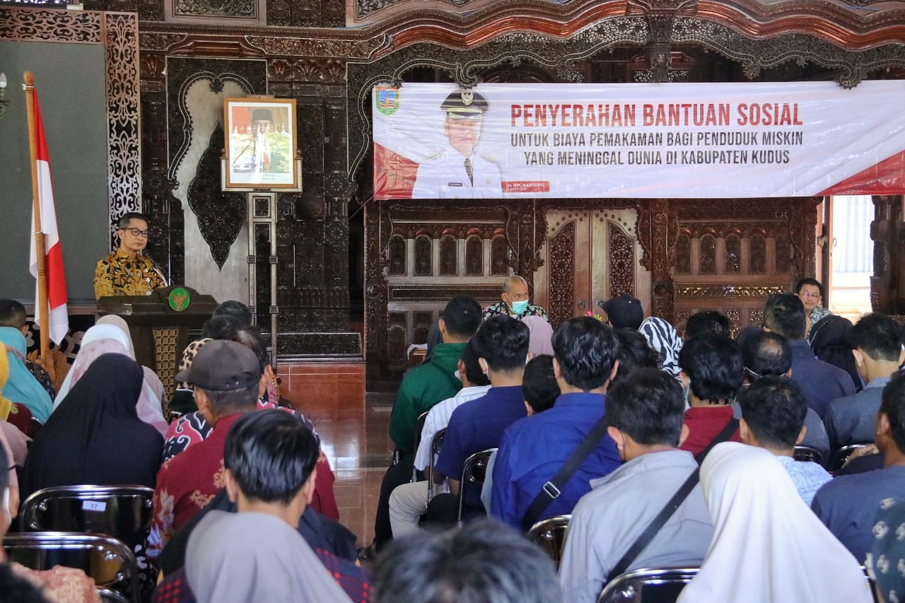Penyerahan bantuan sosial biaya pemakaman periode Juni di Pendopo Kudus, Rabu (26/7/2023) (Foto: Diskominfo Kudus)